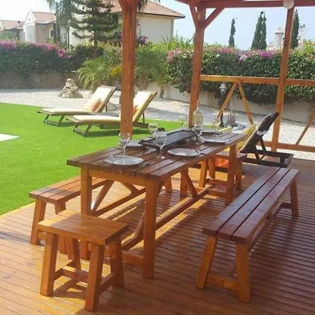 Villa Stunning Private - Beautiful Gardens & Pool *