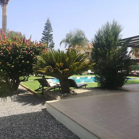 Stunning Private - Beautiful Gardens & Pool *
