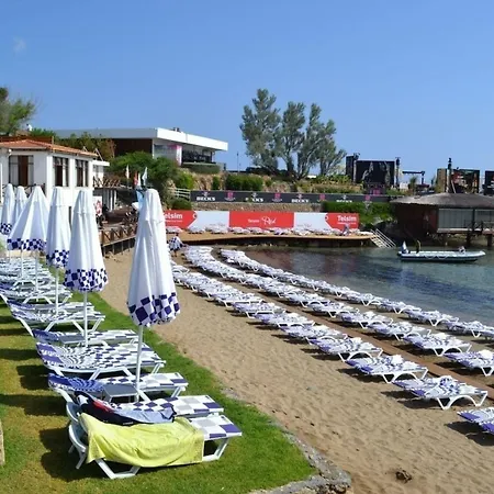Stunning Private - Beautiful Gardens & Pool Hotel Lapta