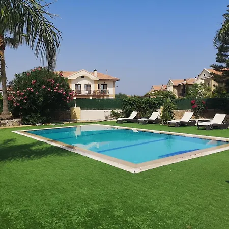 Hotel Stunning Private - Beautiful Gardens & Pool 3*